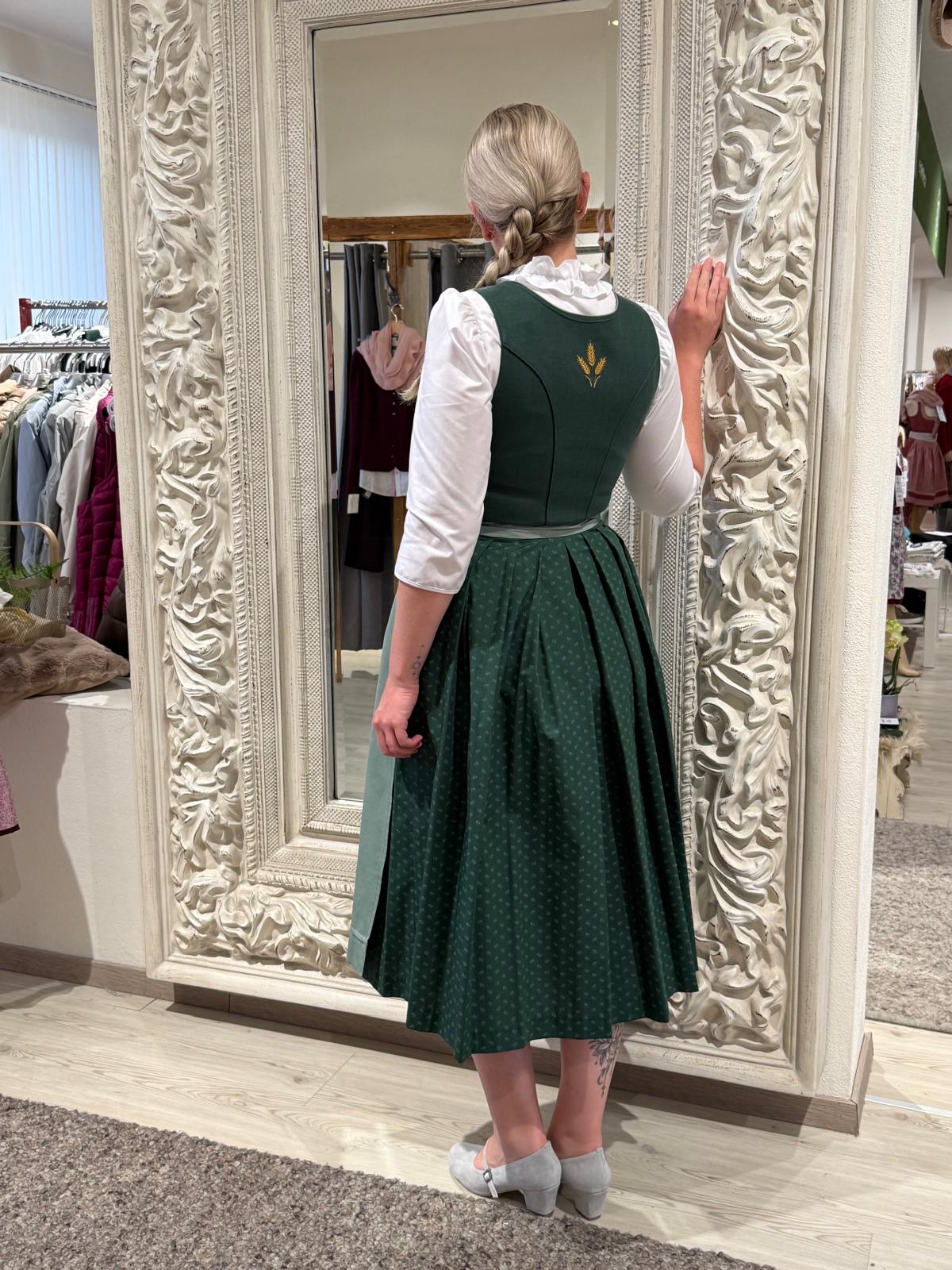 Gestickte &Auml;hre am neuen &Ouml;sterreich-B&auml;uerinnen Dirndl