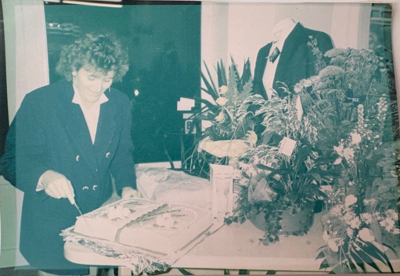 Elfi Maisetschl&auml;ger bei der Er&ouml;ffnung ihres Gesch&auml;fts im Jahr 1992