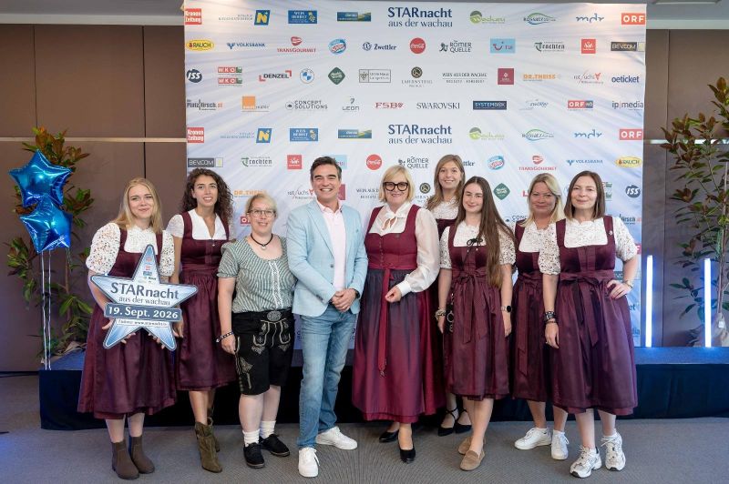Elfi Maisetschl&auml;ger mit dem eingekleideten Organisationsteam der Starnacht aus der Wachau
